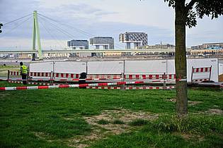 Henning Kaiser/dpa | Drei Weltkriegsbomben am Deutzer Rheinufer in Köln sollen am Mittwoch entschärft werden.