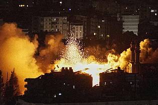 Hassan Ammar/AP/dpa | Erneut griff Israels Luftwaffe Ziele im Libanon an. 