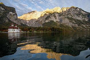 Lino Mirgeler/dpa | Die Kapelle St. Bartholomä am Königssee vor dem Watzmann. (Archivbild)