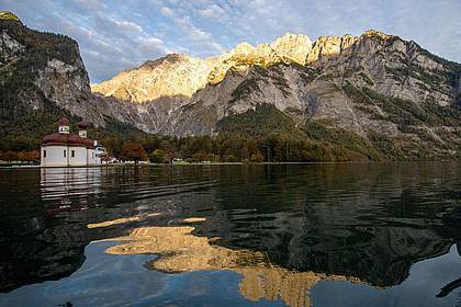Lino Mirgeler/dpa | Die Kapelle St. Bartholomä am Königssee vor dem Watzmann. (Archivbild)