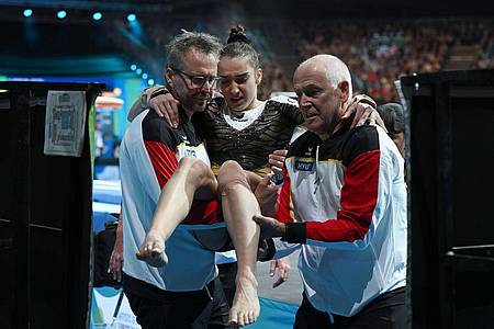 Marijan Murat/dpa | Drama in Leipzig: Helen Kevric stürzt und muss aufgeben.