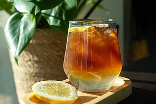 Coffee Circle/dpa-tmn | Aus Cold Brew Kaffee lassen sich auch Cocktails mixen, etwa zusammen mit Tonic mit Zitrone.