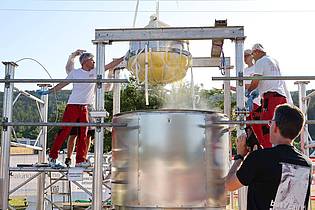 Daniel Löb/dpa | Bei ihrem 700-Jahr-Jubiläum haben die Einwohner von Wombach in Unterfranken einen rund 465 Kilo schweren Kartoffelkloß hergestellt.