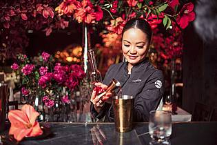 Daniel Esswein/dpa-tmn | Die Marburger Barexpertin Linh Nguyen liebt sowohl Spritz-Variationen als auch Mocktails auf der Basis von Tee.