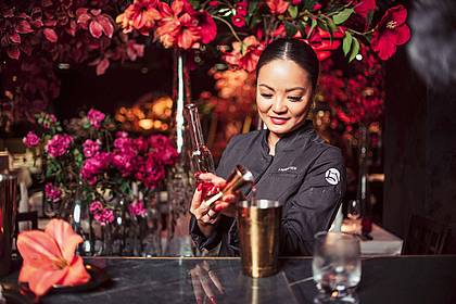 Daniel Esswein/dpa-tmn | Die Marburger Barexpertin Linh Nguyen liebt sowohl Spritz-Variationen als auch Mocktails auf der Basis von Tee.