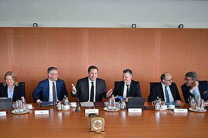 Sebastian Christoph Gollnow/dpa | Klingbeil legt seinen ersten Haushalt dem Kabinett vor. (Archivbild)