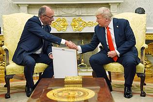 Evan Vucci/AP/dpa | Merz übergab das Gastgeschenk im Oval Office. 