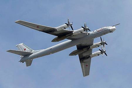 Yuri Kochetkov/epa/dpa | Mehrere russische Langstreckenbomber Tu-95 sollen durch einen ukrainischen Drohnenangriff zerstört worden sein. (Archivbild)