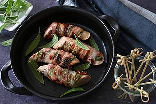 Julia Uehren/loeffelgenuss.de/dpa-tmn | Ob in der Pfanne oder auf dem Grill: Umwickelt mit Salbeiblättern und Speck werden die Saltimbocca-Bratwürstchen garantiert zum Highlight. 