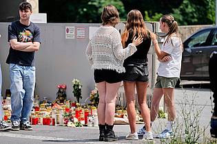 Darko Bandic/AP/dpa | Neun Jugendliche und eine Lehrerin wurden erschossen. Der Täter beging Suizid.