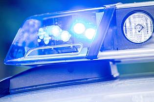 Lino Mirgeler/dpa | Die Polizei hat zwei spielende Kinder aus unmittelbarer Nähe der Gleise der Bahnstrecke Hamburg - Berlin geholt. Die Strecke wurde zeitweise gesperrt. (Symbolbild)
