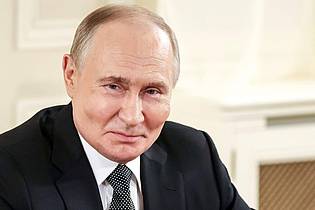 Vyacheslav Prokofyev/Pool Sputnik Kremlin/AP/dpa | Dass er zweifacher Großvater ist, hatte Putin bereits früher erwähnt - ohne Namen oder Alter der Enkel zu nennen.