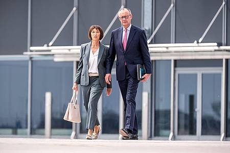 Michael Kappeler/dpa | Für Kanzler Merz und seine Frau Charlotte ist es das erste Gipfeltreffen zu zweit.