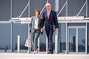 Michael Kappeler/dpa | Für Kanzler Merz und seine Frau Charlotte ist es das erste Gipfeltreffen zu zweit.