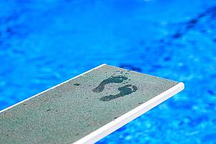 Julian Stratenschulte/dpa | Je nach Region dauert der Weg ins nächste Freibad deutlich länger. (Symbolbild)