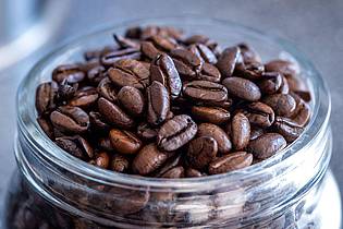 Jens Büttner/dpa/dpa-tmn | Für volles Aroma: Kaffeebohnen und -pulver sollte man gut vor Licht, Feuchtigkeit, Luft und Wärme schützen. 