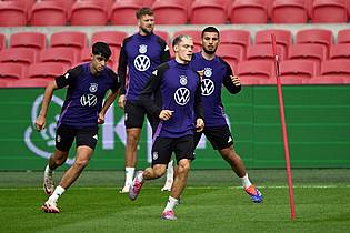 Federico Gambarini/dpa | Niclas Füllkrug (hinten), kann Florian Wirtz (vorne) wichtige England-Tipps geben. 