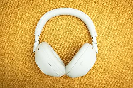 Christin Klose/dpa-tmn | Sonys Kopfhörer WH-1000XM6 hat ein sehr reduziertes Design, eine bombenfeste Größenverstellung und einklappbare Ohrmuscheln.