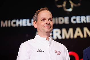 Lando Hass/dpa | «Glücklich und dankbar bin ich, dass unser Berufsstand hier vom Guide Michelin so wertgeschätzt wird», sagte Christoph Rüffer vom Restaurant Haerlin in Hamburg. 