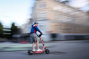 Christian Charisius/dpa/dpa-tmn | Gerade wenn man das Tempo von 20 km/h ausreizt, kann es bei einem Sturz mit dem E-Scooter zu schweren Unfällen kommen.