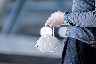Kay Nietfeld/dpa/dpa-tmn | Eigentlich fühlt man sich krank - aber traut sich doch nicht, zu Hause zu bleiben: Oft meldet sich das schlechte Gewissen gegenüber den Kolleginnen und Kollegen, die sonst die Arbeit auffangen müssen.
