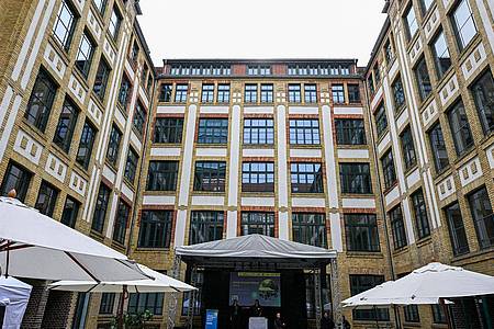 Jens Kalaene/dpa | In dem Backsteingebäude wurden jahrzehntelang Lampen produziert - künftig soll Berlins Gaming-Branche hier einen Anlaufpunkt haben. 