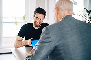 Zacharie Scheurer/dpa-tmn | Ein Job-Interview ist keine Einbahnstraße: Auch Bewerber prüfen, ob die Stelle und das Unternehmen zu ihnen passen.