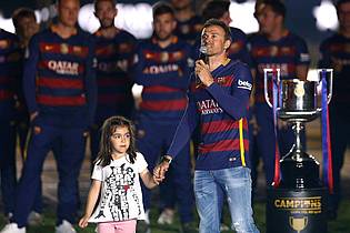 Manu Fernandez/AP/dpa | Luis Enrique hält 2016 Xana an der Hand, den Champions-League-Triumph mit Paris Saint-Germain widmete er seiner 2019 gestorbenen Tochter.
