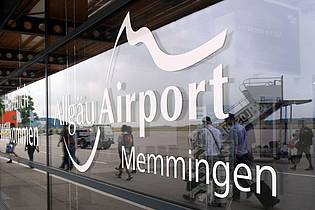 Andreas Gebert/dpa | Am Flughafen Memmingen läuft ein Rettungseinsatz. (Symbolbild)