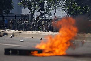 Eric Thayer/AP/dpa | In Kalifornien gibt es massive Proteste gegen das Vorgehen der Sicherheitskräfte der US-Einwanderungsbehörde ICE. 