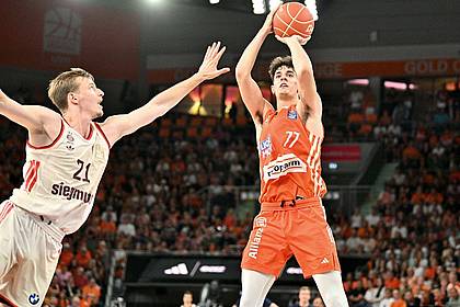 Jan-Philipp Strobel/dpa | Ben Saraf (r.) stand Ulm trotz des anstehenden NBA-Drafts zur Verfügung.