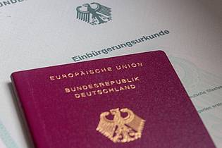 Fernando Gutierrez-Juarez/dpa | Im Jahr 2024 haben 291.955 Ausländerinnen und Ausländer die deutsche Staatsbürgerschaft erworben. (Symbolbild)