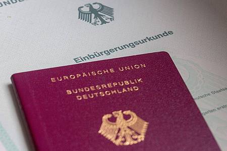 Fernando Gutierrez-Juarez/dpa | Im Jahr 2024 haben 291.955 Ausländerinnen und Ausländer die deutsche Staatsbürgerschaft erworben. (Symbolbild)
