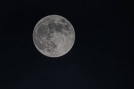 Gianni Gattus/dpa | Schon lange haben Wissenschaftler Wasser auf dem Mond vermutet. (Archivbild)