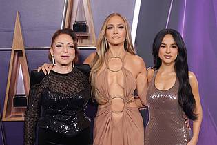 Crash/imageSPACE via ZUMA Press Wire/dpa | Jennifer Lopez (Mitte) moderierte die AMA-Verleihung in Las Vegas. 