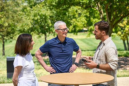 Apple/dpa | Ein Dresdner Student (r) gewinnt einen Entwickler-Wettbewerb von Apple für Studenten.