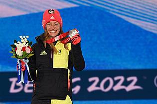 Skispringerin Katharina Althaus mit ihrer Silbermedaille.