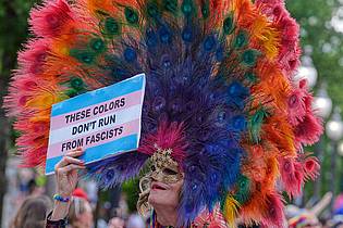 Mark Schiefelbein/AP/dpa | Auf dem Plakat eines Pride-Teilnehmers steht: «Diese Farben verstecken sich nicht vor Faschisten». 