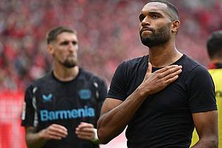 Arne Dedert/dpa | Ob Jonathan Tah (r.) schon bei der Club-WM für den FC Bayern spielen kann, hängt auch von Bayer Leverkusen ab. 