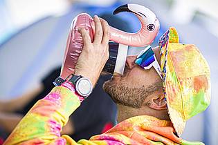 Moritz Frankenberg/dpa | Trinken, trinken: Ein Festivalbesucher trinkt Bier auf dem Zeltplatz vom Hurricane Festival. 