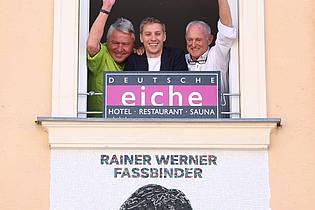 Karl-Josef Hildenbrand/dpa | Die Chefs der Eiche und Bürgermeister Krause enthüllten die Gedenktafel.