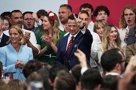 Petr David Josek/AP/dpa | Auch der liberale Präsidentschaftskandidat Rafal Trzaskowski begrüßte seine Anhänger mit dem «Victory»-Zeichen.