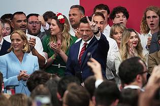 Petr David Josek/AP/dpa | Auch der liberale Präsidentschaftskandidat Rafal Trzaskowski begrüßte seine Anhänger mit dem «Victory»-Zeichen.