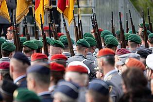 Hannes P Albert/dpa | Wieviel Freiwillige können für die Bundeswehr gewonnen werden - und was, wenn das nicht reicht? Die Koalition diskutiert.