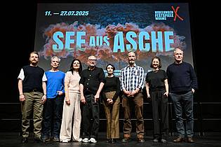 Uwe Anspach/dpa | Von links nach rechts: Eivin Nilsen Salthe (l-r), Hans-Werner Leupelt, Jasmin Tabatabai, Dramatiker und Autor Roland Schimmelpfennig, Regisseurin Mina Salehpour, sowie die Schauspieler Andreas Grötzinger, Lisa Natalie Arnold und Wolfram Koch bei einer Pressekonferenz zu den Wormser Festspielen. (Archivbild)