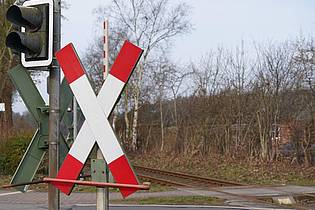 Marcus Brandt/dpa | An einem Bahnübergang in Schleswig-Holstein ist es zu einem tödlichen Unfall gekommen. (Illustration) 