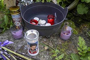 Andrew Downes/Odait via PA Media/dpa | Viele Menschen trauerten um die Babys und Kleinkinder, die wie Müll entsorgt wurden.