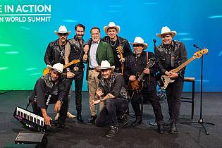 Mathes Martin/Schwarzenegger Climate Initiative/dpa | Nach der Song-Präsentation begrüßte Schwarzenegger seine Musiker-Freunde auf der Bühne.
