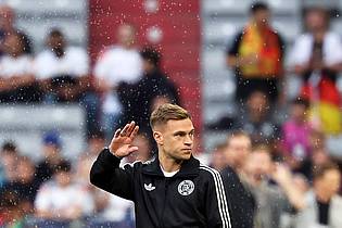 Christian Charisius/dpa | Kapitän Joshua Kimmich winkt nach der Ankunft im Münchner Stadion den Fans zu.