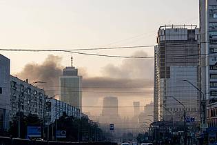 Alex Babenko/AP/dpa | Erneut ist Kiew zum Ziel massiver russischer Luftangriffe geworden. 